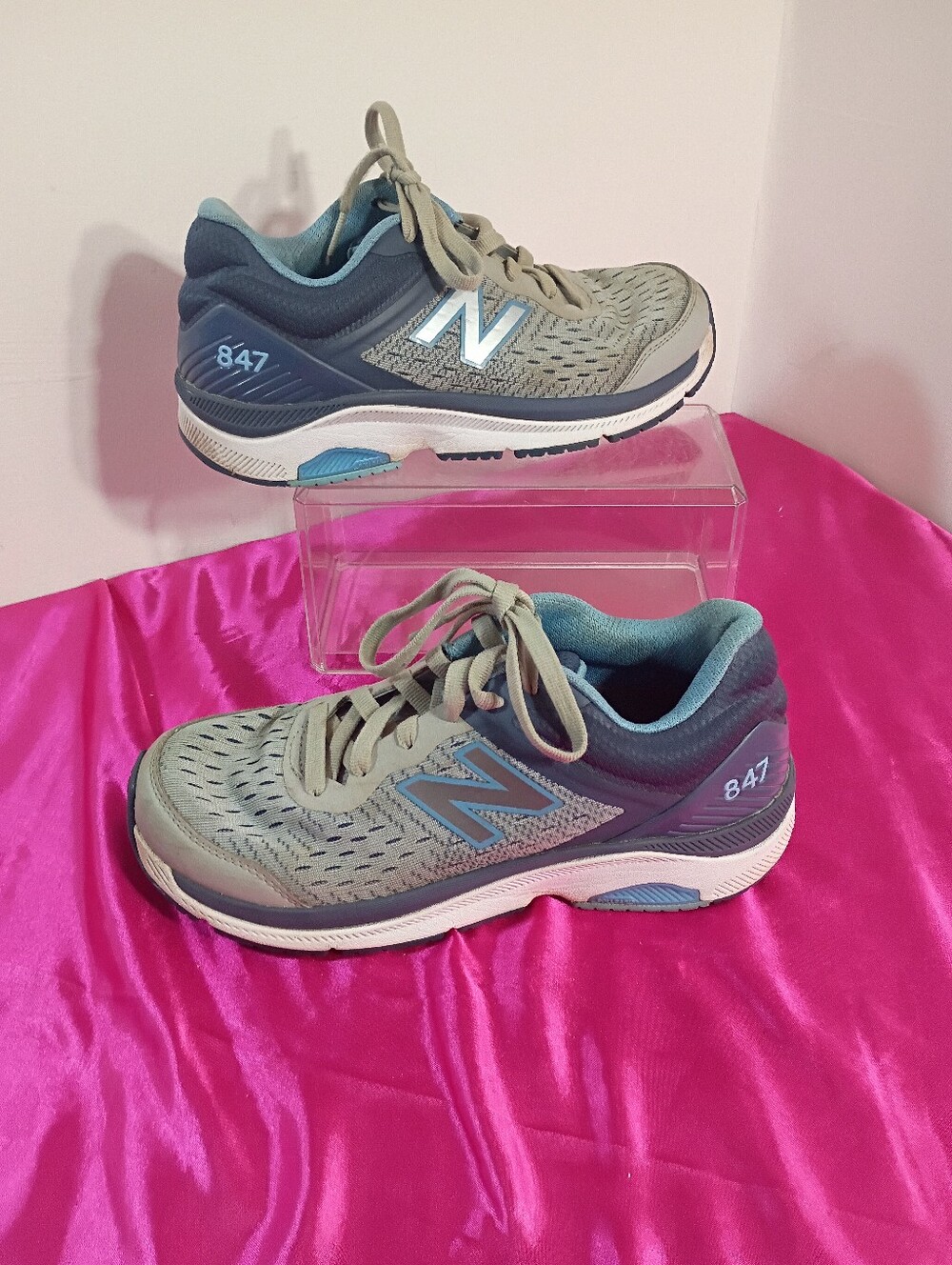 New Balance 847 Woman's SZ 7.5 Blue / Gray